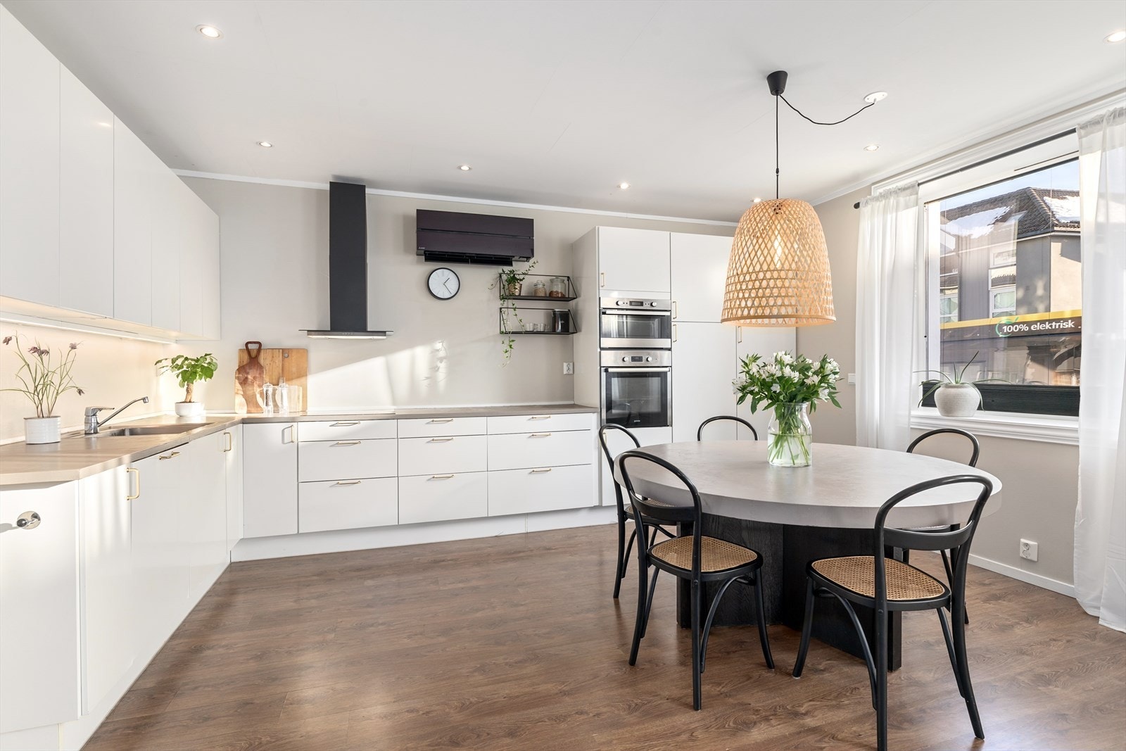 Kjøkkenet har bare integrerte hvitevarer som følger leiligheten - Ventilatoren fra 2017 - Moderne varmepumpe over kjøkkenbenken Galleribilde