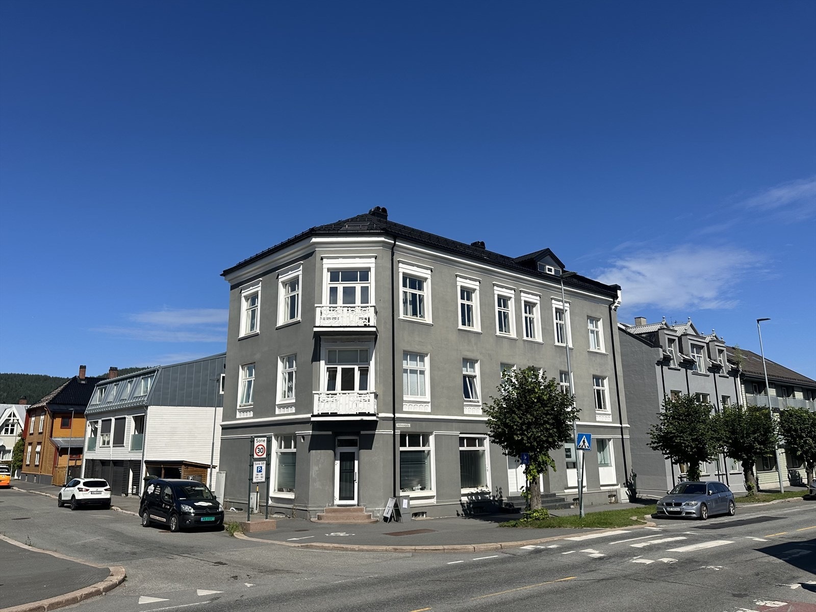 Leiligheten ligger i ett ærverdig bygg fra 1909 i ett veldrevet sameie - tak og piperehabilitering i 2022 samt fasadefornying ca 2017/2018 Galleribilde