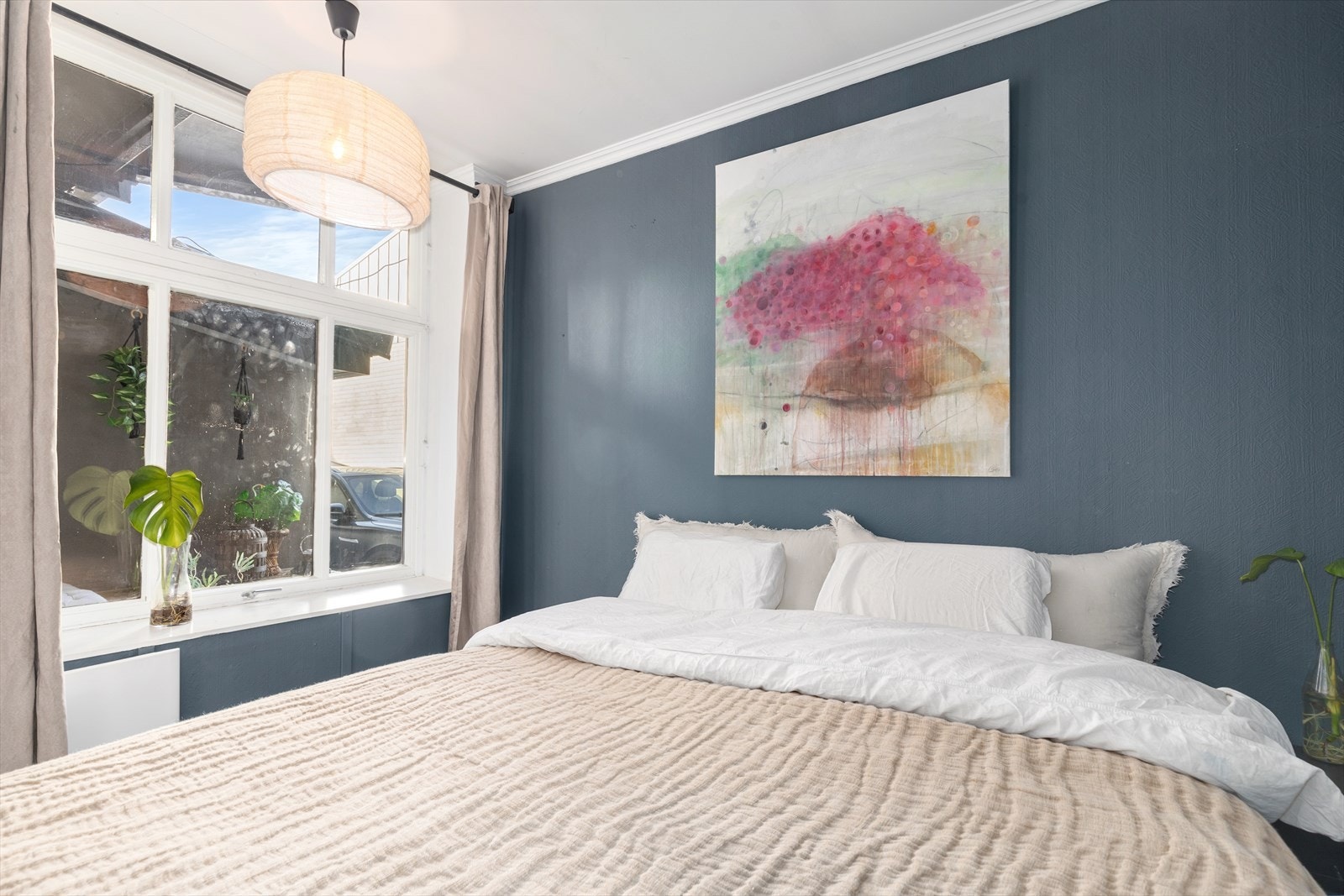 Hovedsoverommet ligger ut mot rolig bakgård - leilighetens terrasse ligger rett utenfor vinduet Galleribilde