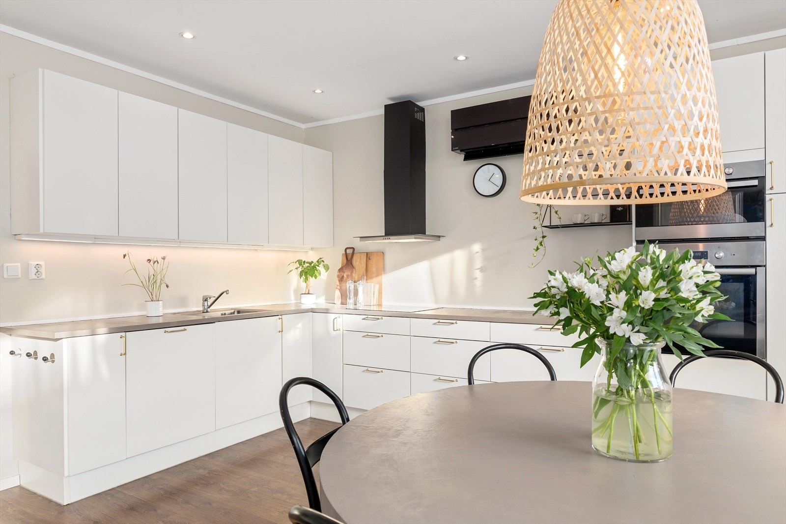 Kjøkkenet ble fornyet i 2014 og har innredning med slette fronter og fine detaljer - rikelig med skap og benkeplass Galleribilde