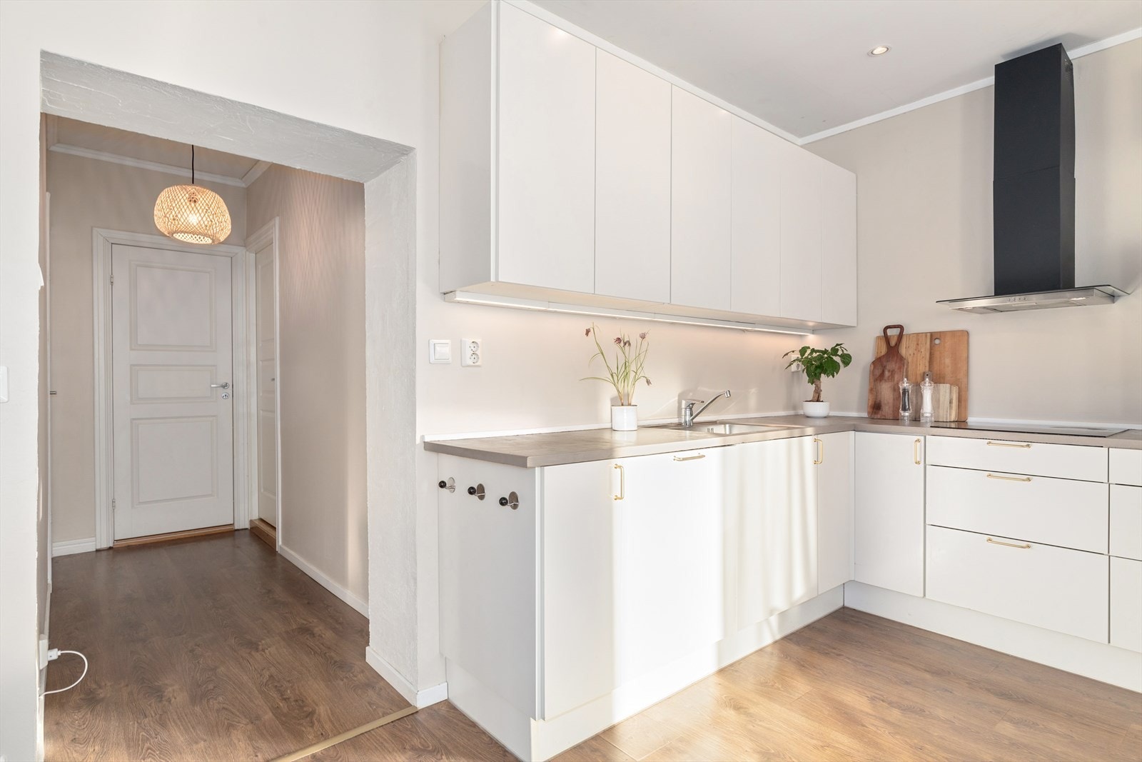 Fra kjøkkenet er det adkomst til 2 soverom og bad Galleribilde