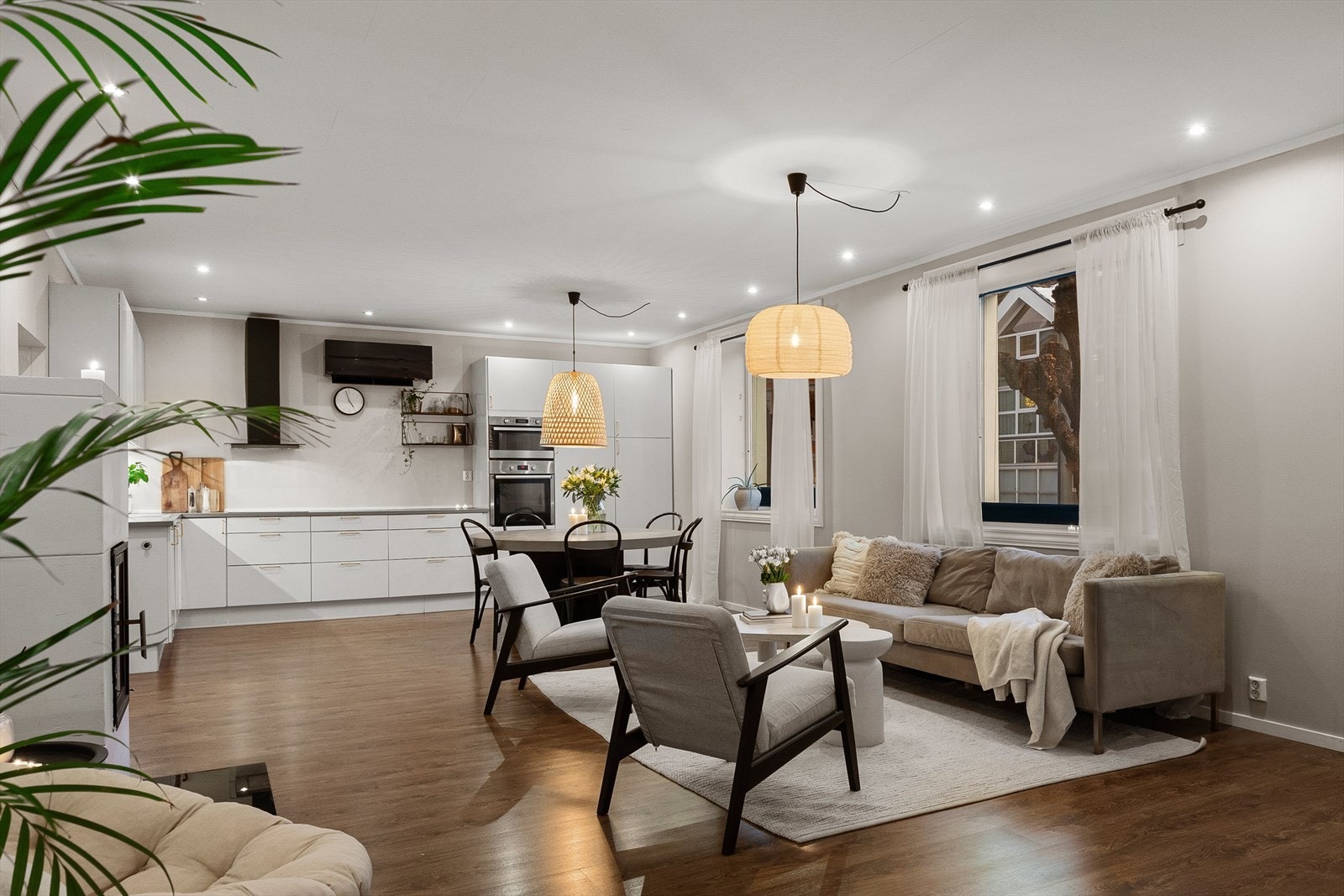 Det store rommet har plass til flere møbleringssoner. Galleribilde