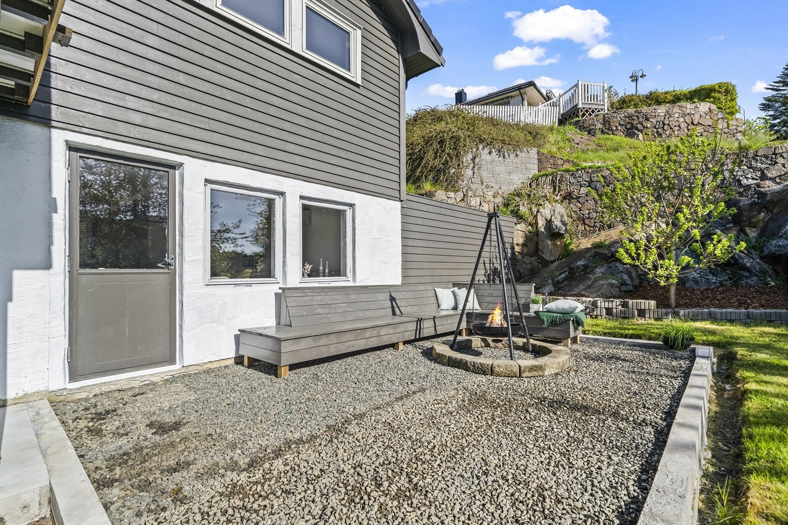 Trivelig opparbeidet uteplass. Det er klargjort fundament til å etablere en utestue. Evt. oppføring av utestue krever godkjenning fra kommunen. Galleribilde