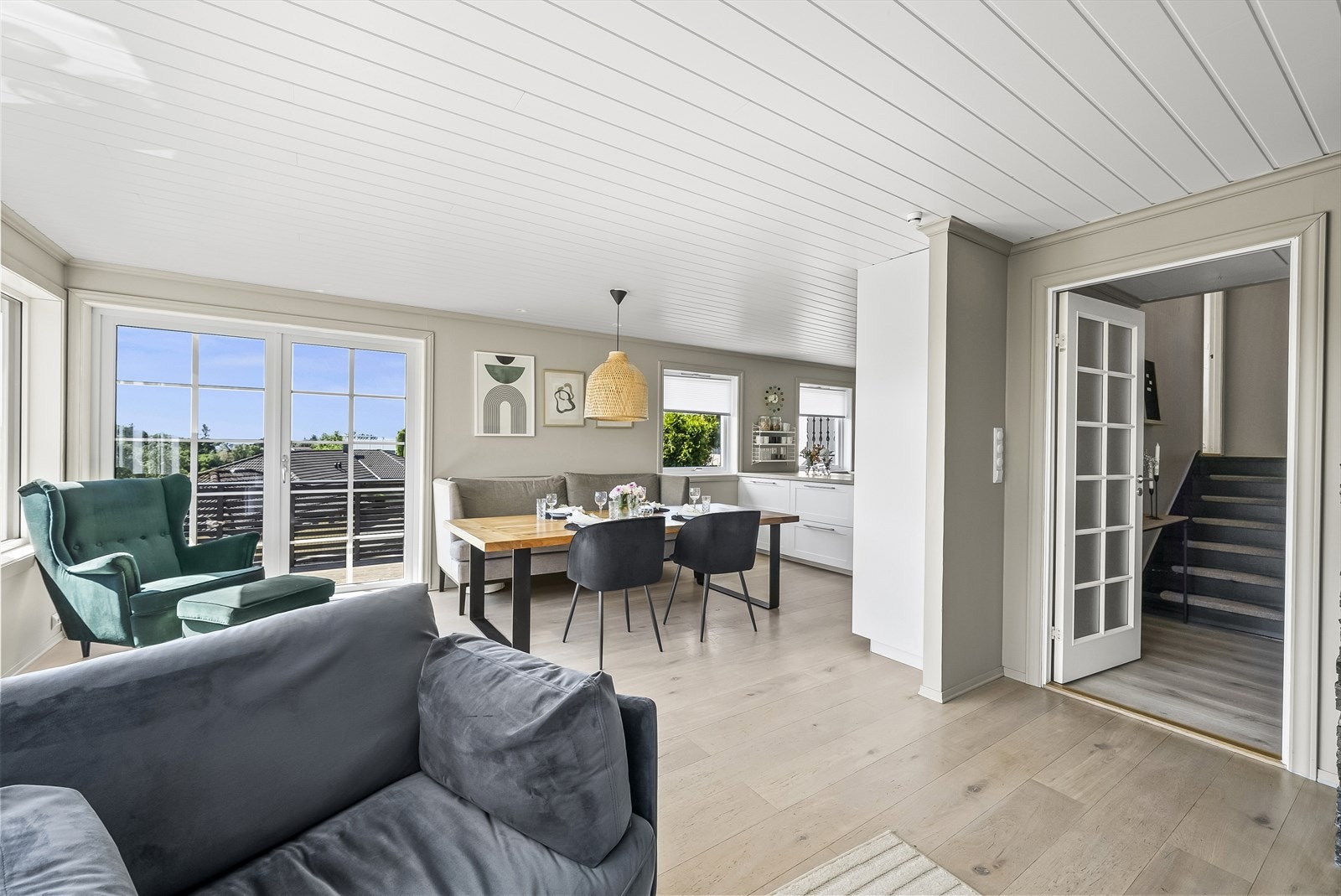 Kjøkkenet har en åpen, men naturlig avgrensning fra stua. Galleribilde