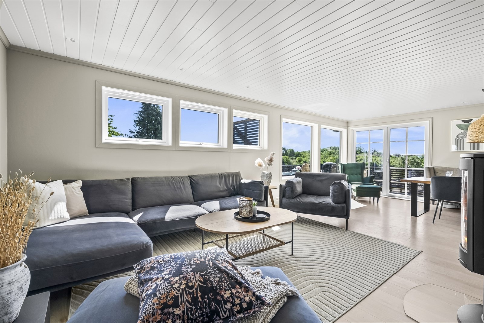 Lys og romslig stue med store vinduer som slipper inn godt med dagslys. Galleribilde