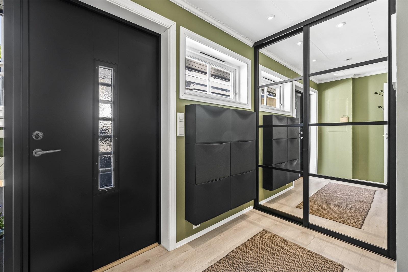 Vid gang med avklednings plass, samt skyvedørs garderobe med speil. Galleribilde