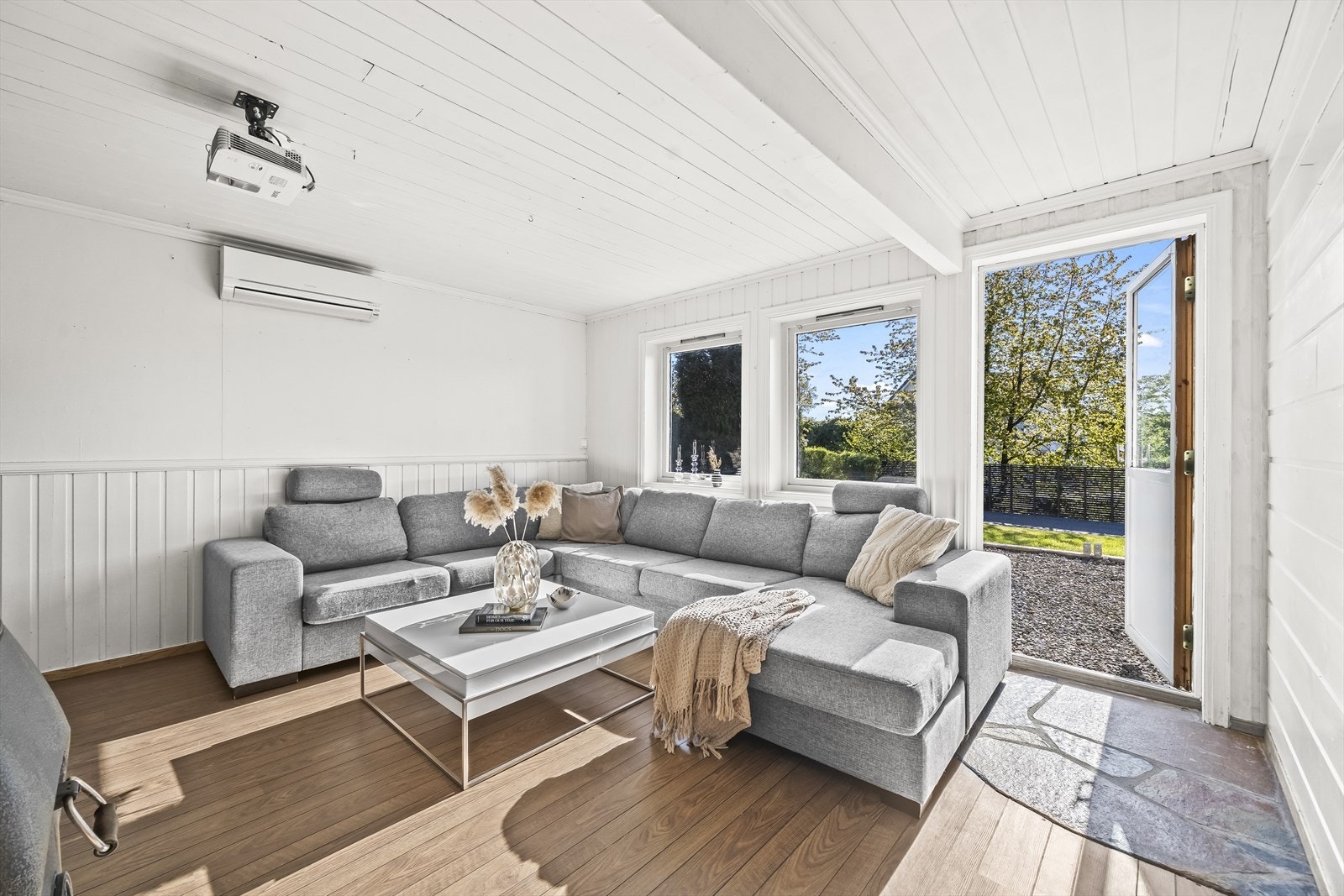 Dør ut til hagen. Galleribilde