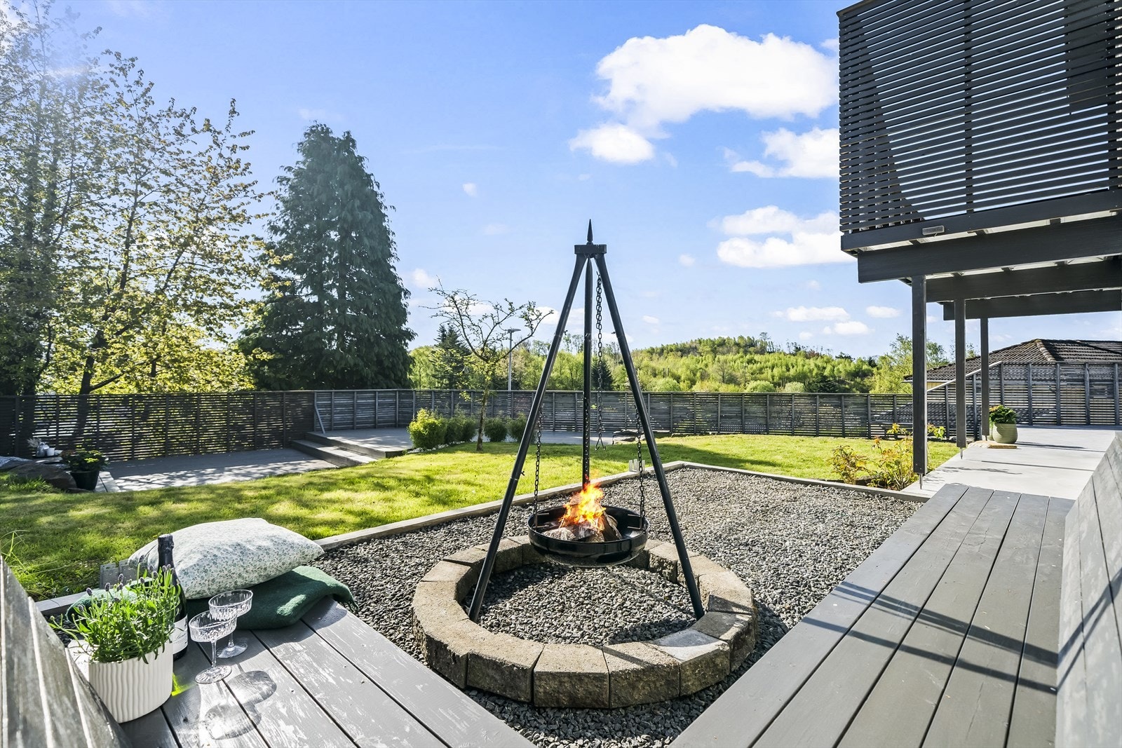 Usjenert uteplass med god oversikt over hagen med boltreplass. Galleribilde