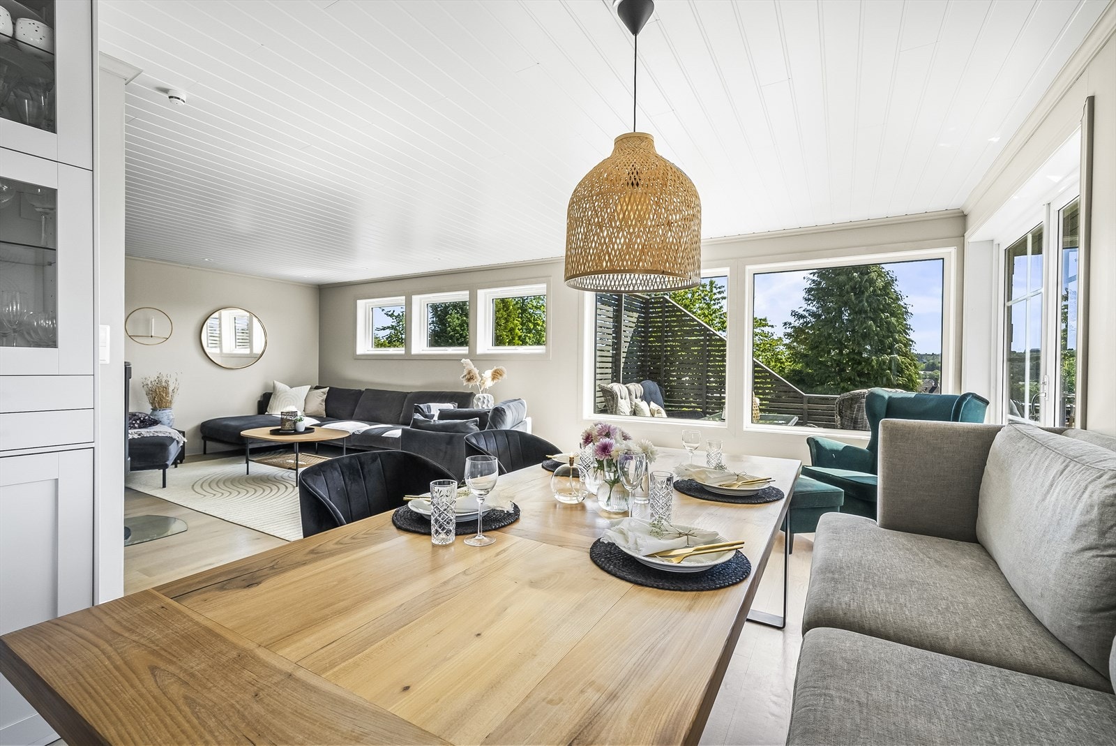 Praktisk utformet rom med mulighet til å anrette med langbord ved spesielle anledninger. Utgang til terrasse. Galleribilde