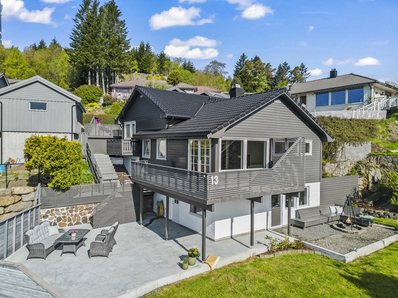 Flott utformet enebolig på en meget pent opparbeidet tomt. Galleribilde