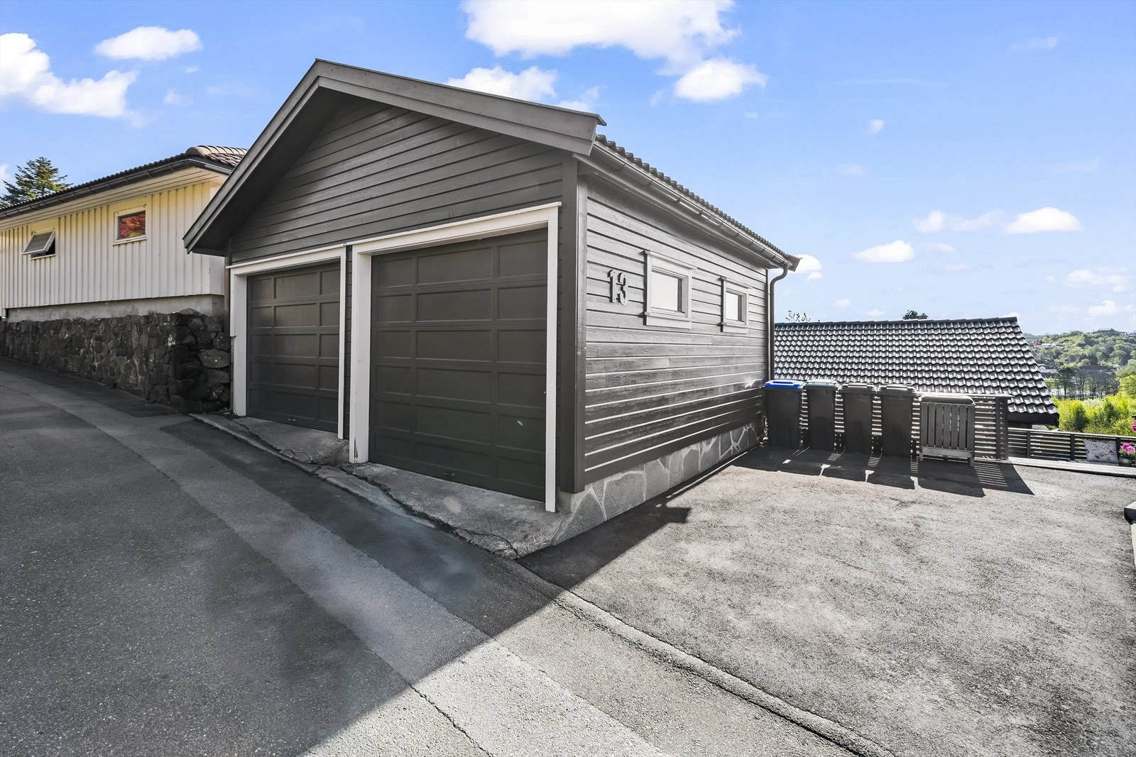 Dobbel garasje og parkeringsplass ved inngangspartiet. Galleribilde