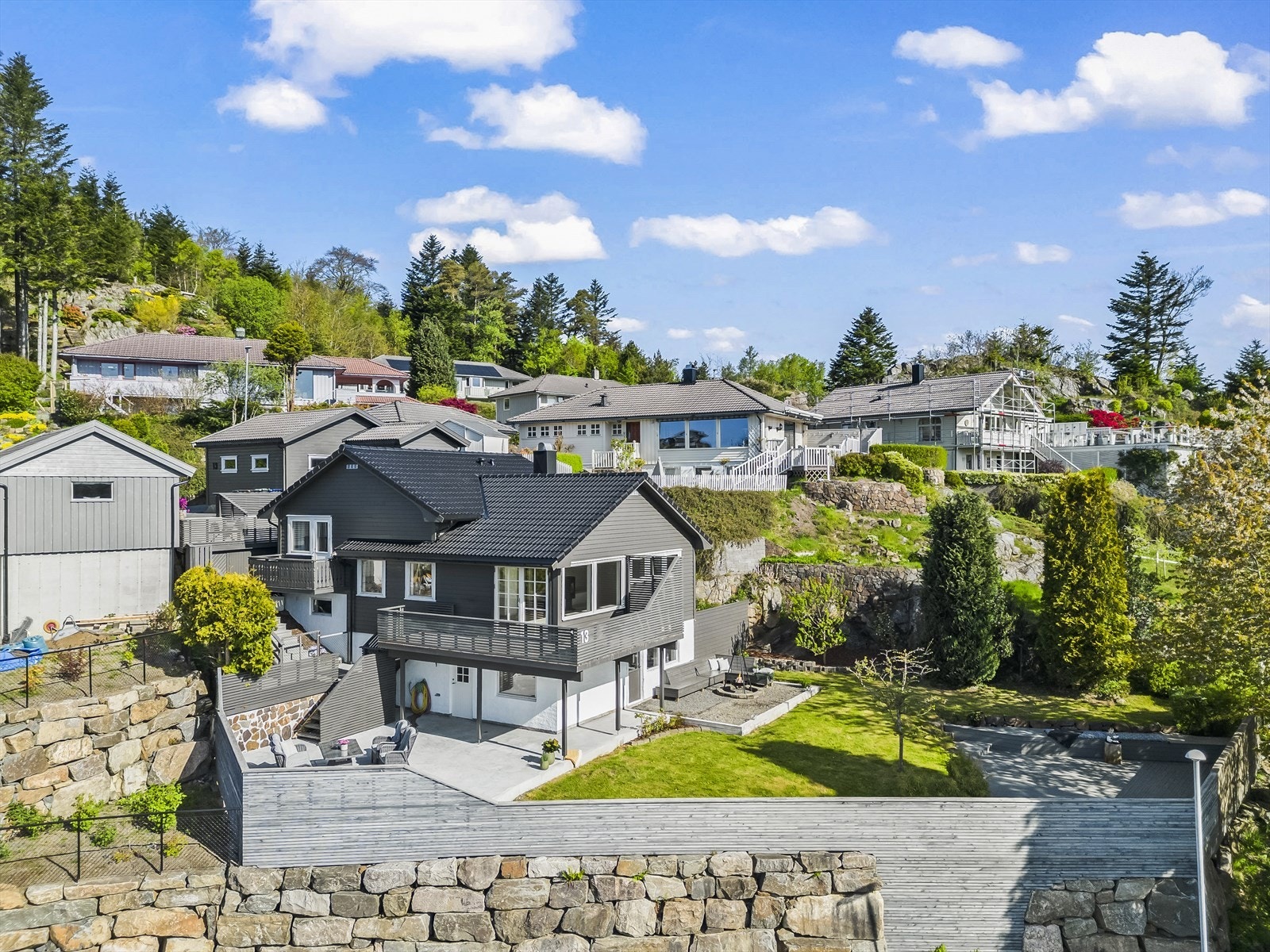 Eiendomsmegler MNEF Anita Cecilie Gabrielsen ønsker velkommen til Mindeåsen 13! Galleribilde