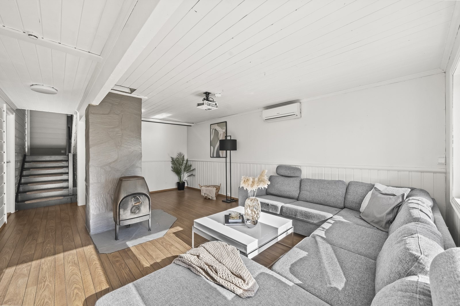 Lys og trivelig kjellerstue med varmepumpe og vedovn. Galleribilde
