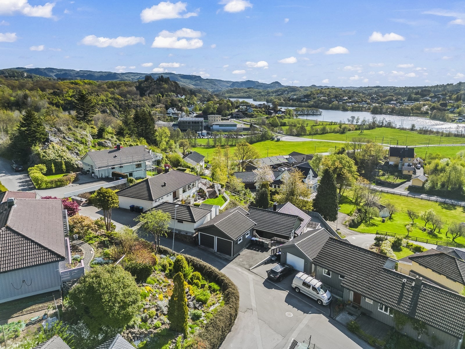 Eiendommen ligger fint plassert i åsen med flott utsikt utover området rundt. Galleribilde