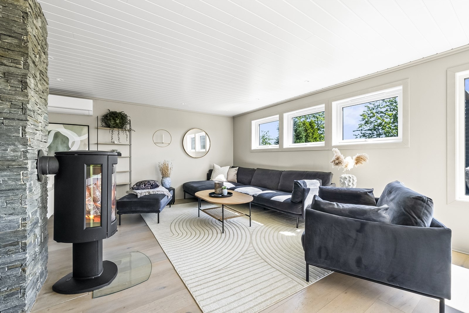 På kalde dager, er det ekstra godt å kunne fyre i vedovnen, som med sitt moderne preg gir godt med varme og stemning inn i rommet. Galleribilde