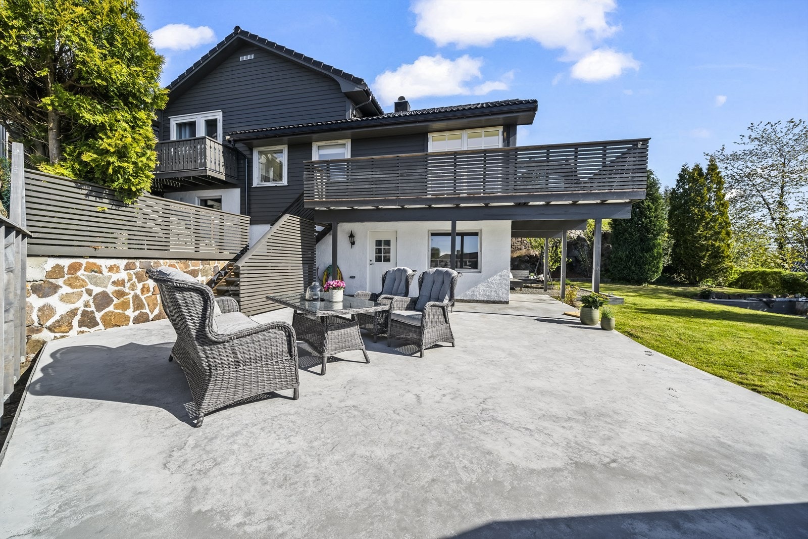 Stor nystøpt platting ligger på en meget solrik og lun del av tomta. Galleribilde