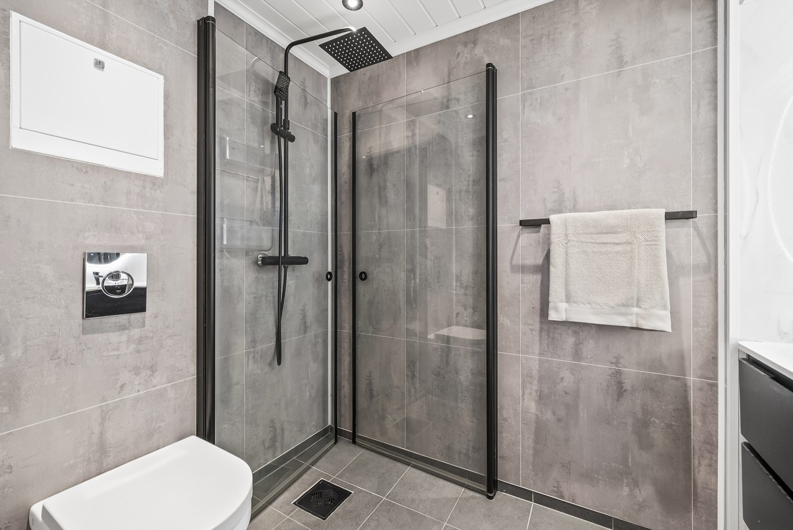 Bad oppgradert i 2021- Innredet med fliser på gulv og baderomsplater på vegg. Galleribilde