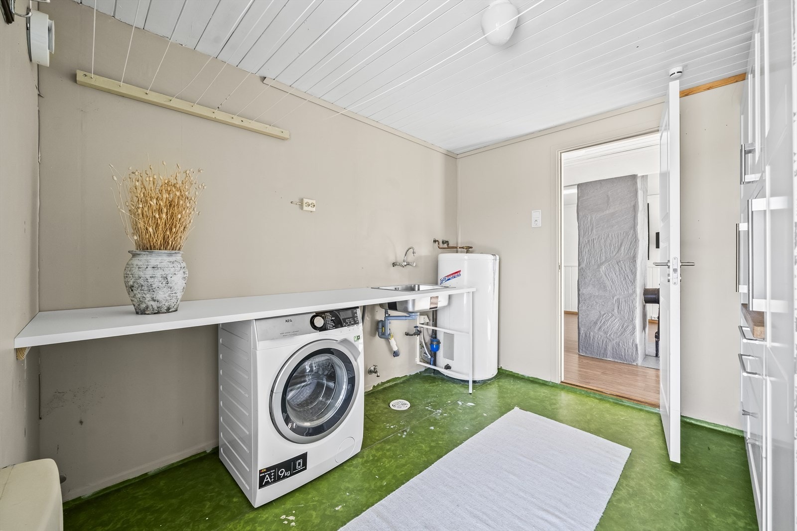 Stort vaskerom med utgang til hagen. Galleribilde