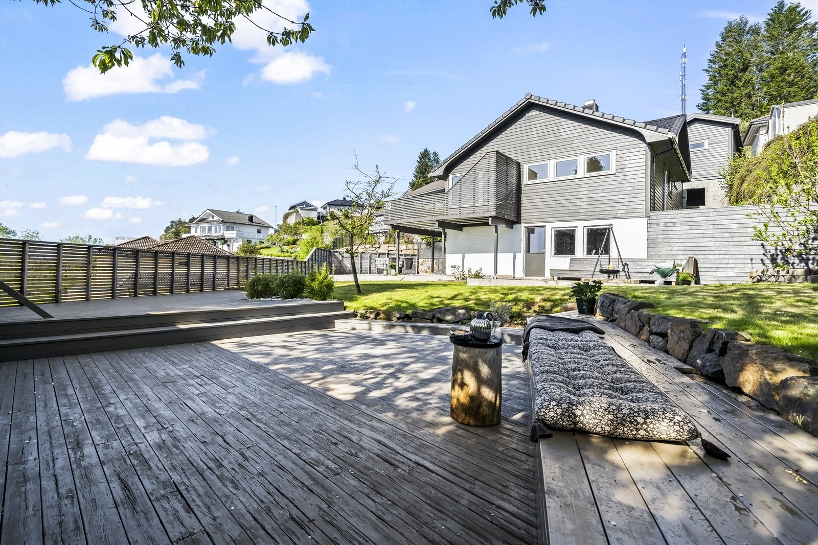 Tomta har flere fint opparbeidede uteområder. Her kan man flytte seg etter vær og vind. Galleribilde