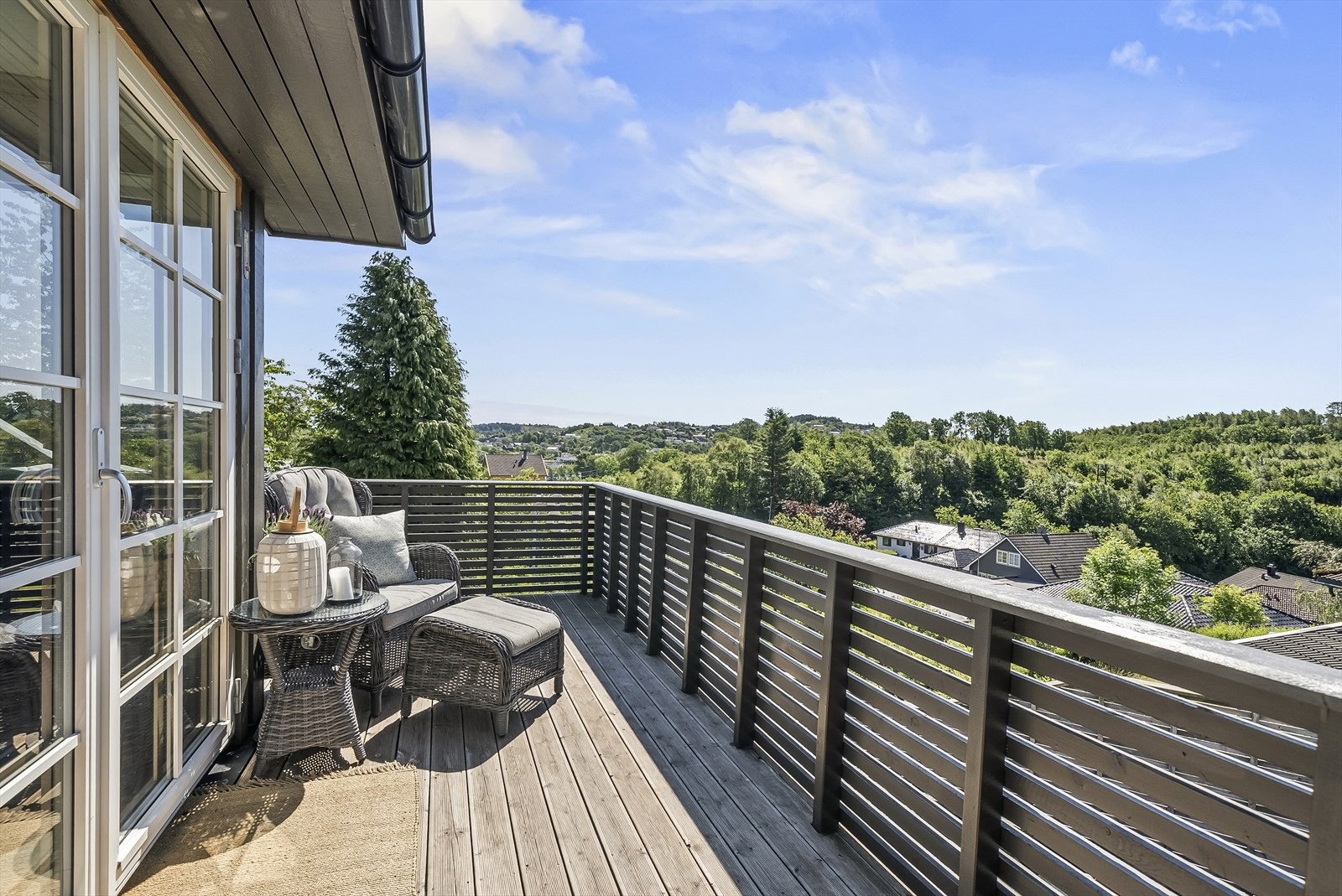 Terrassens utforming gjør det mulig å flytte seg etter vær og vind. Galleribilde