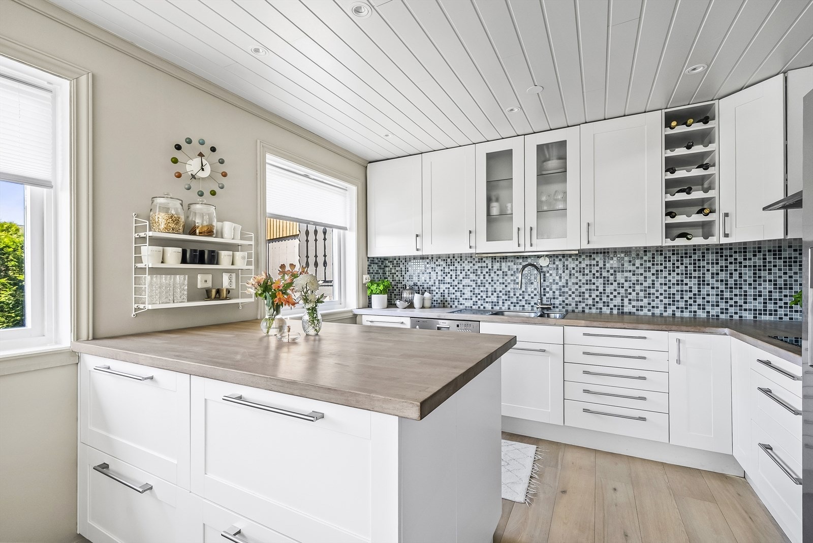 Moderne kjøkken med innredning fra Ikea med god benkeplass og smarte oppbevaringsløsninger. Galleribilde