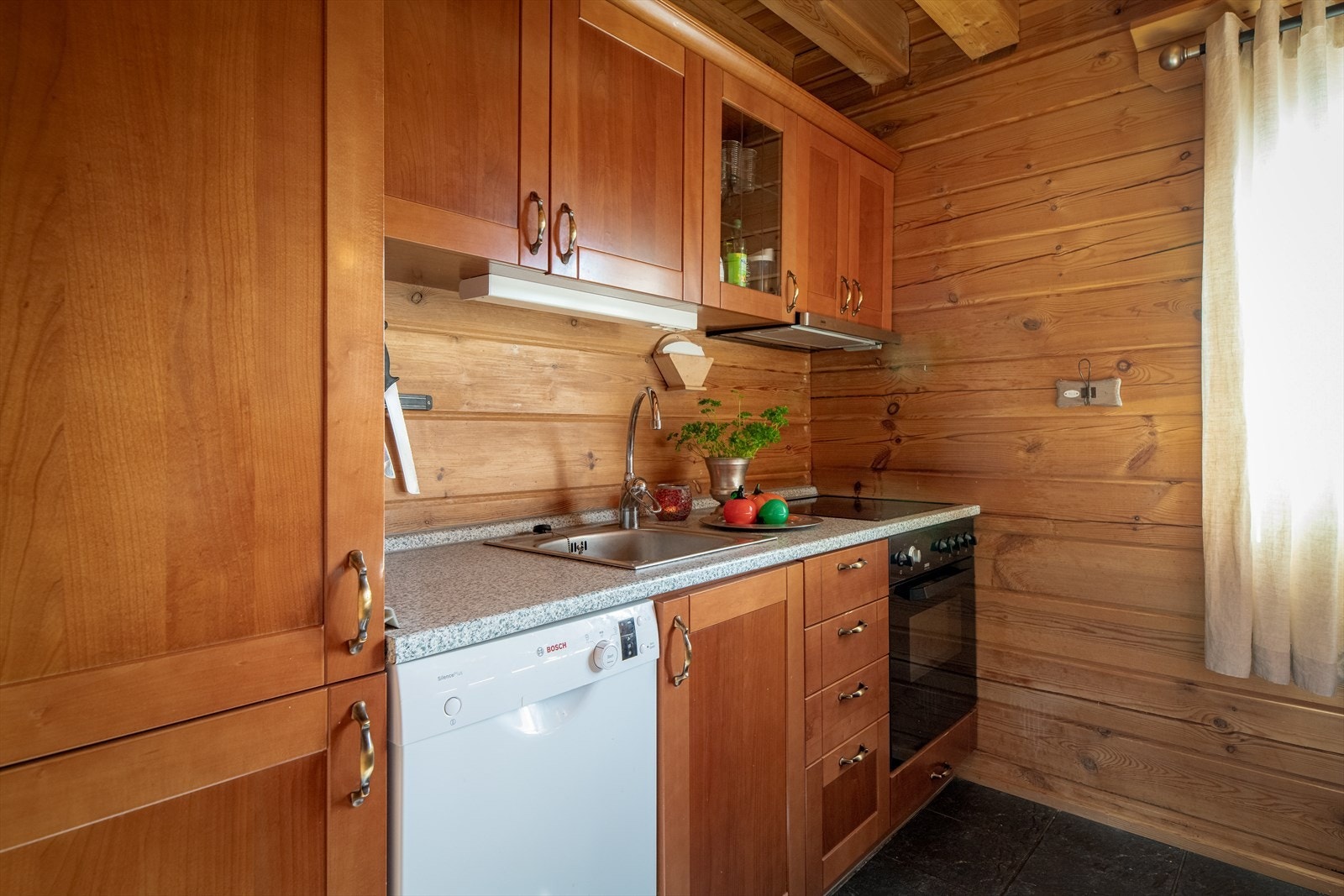 Hvitevarer er keramisk koketopp, stekeovn, integrert oppvaskmaskin og kombikjøleskap. Det er etablert mekanisk avtrekk i egen kanal gjennom yttervegg. Viften må settes på igjen da den sitter løst i skinnen. Galleribilde