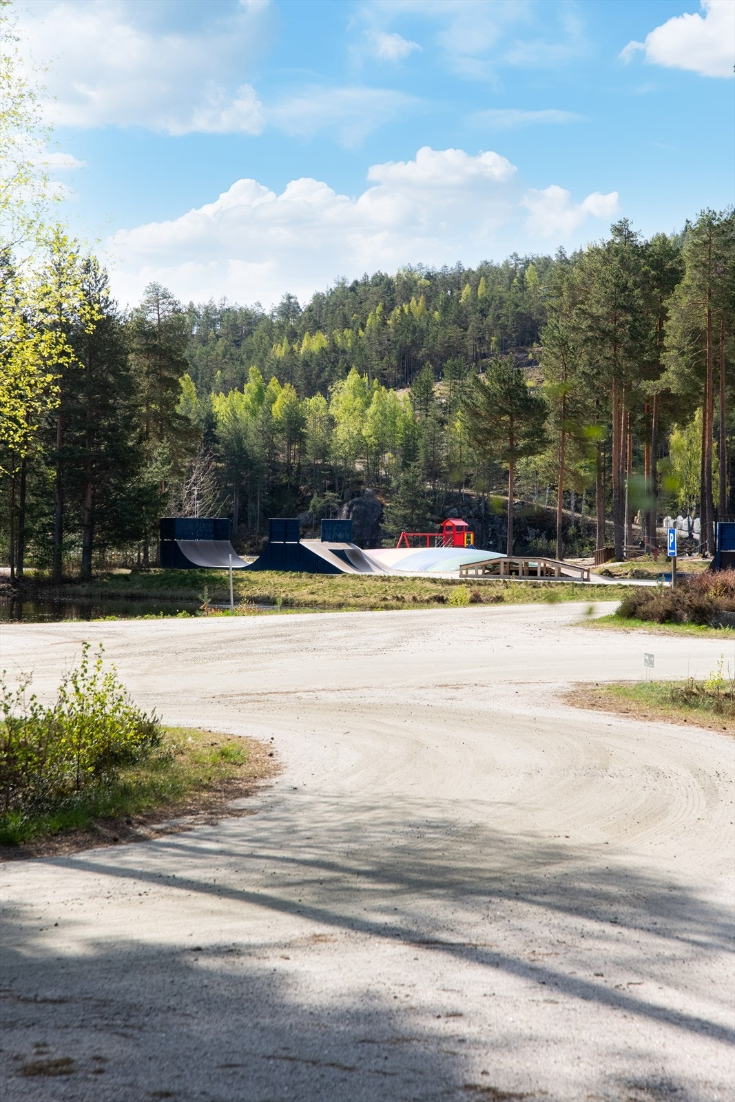 Skisenteret ligger med kort gangavstand fra hytta. Lekeplass og badeplass like i nærheten. Galleribilde