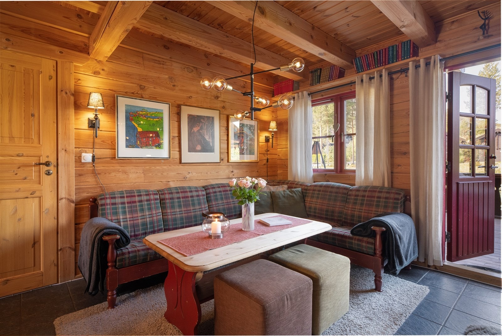 Det er utgang til vestvendt terrasse av god størrelse, med nydelig utsikt mot nærområdet. Her er det lagt nye terrassebord i 2020. Galleribilde