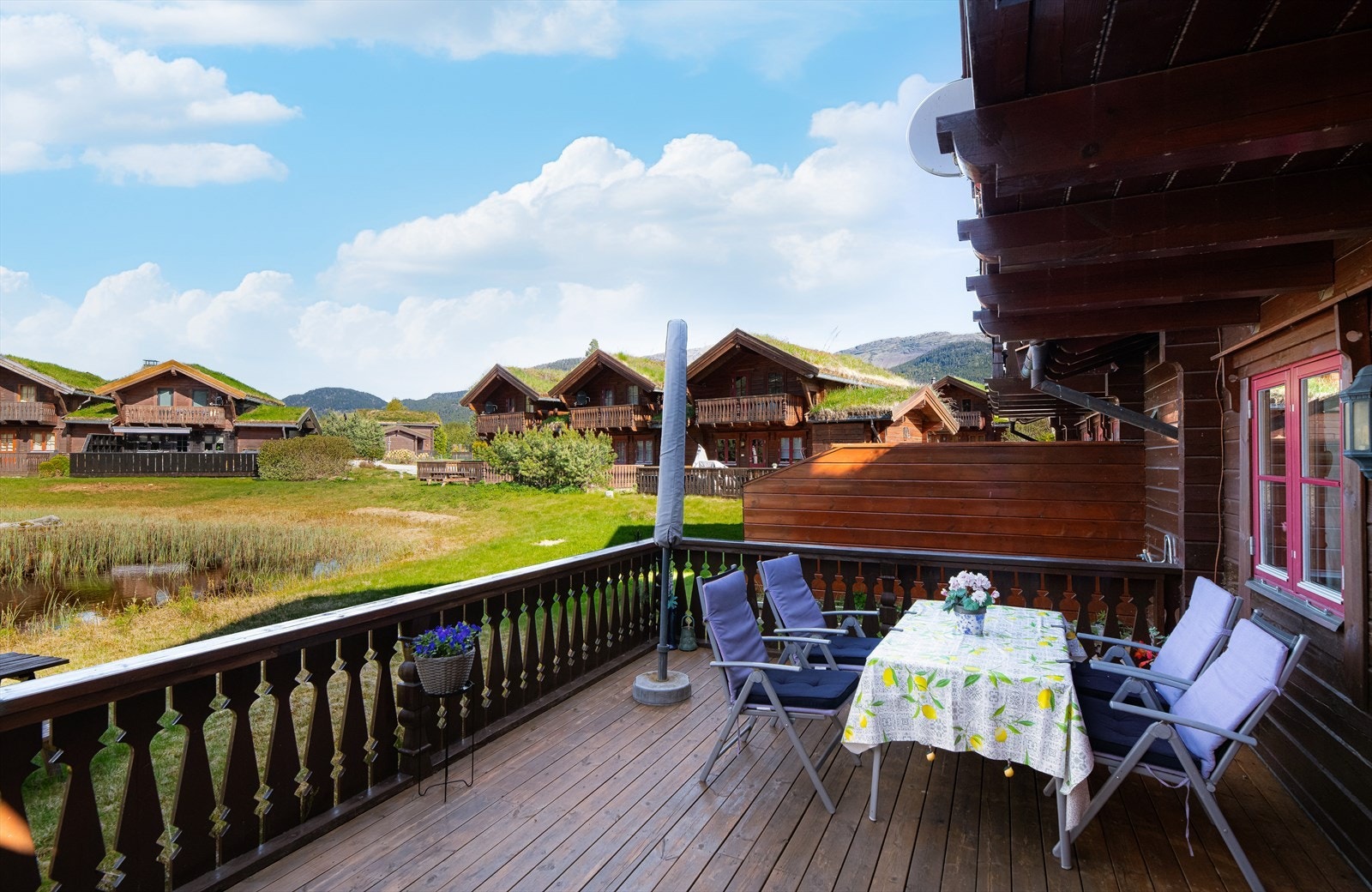 Koselig nærområde, med kort avstand til ulike aktiviteter som lekeplass, badeplass, alpinbakke, golfbane og tur i skog og mark. Galleribilde