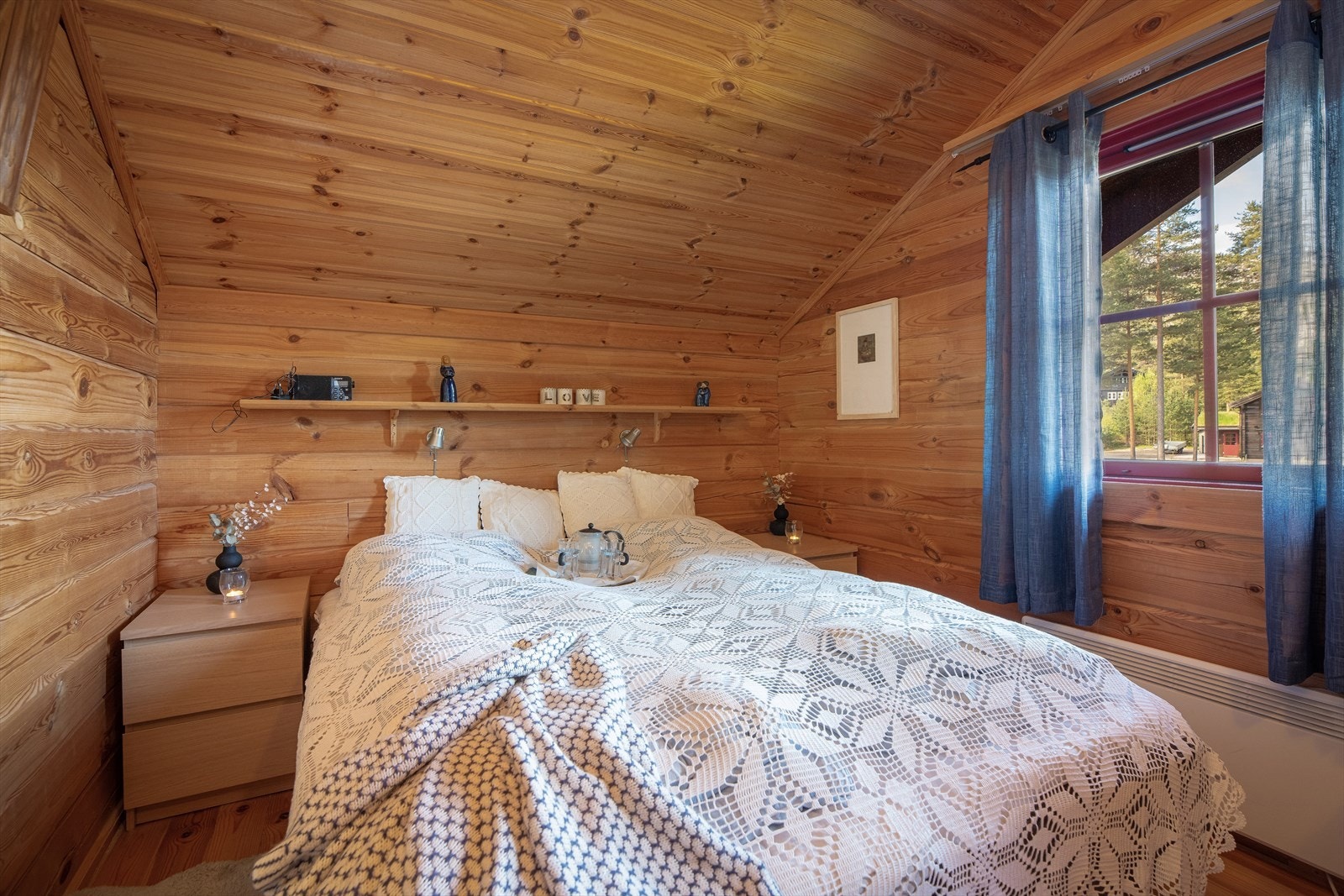 To av rommene er innredet med dobbeltseng, mens det tredje har køyesenger med til sammen fire sengeplasser. Galleribilde