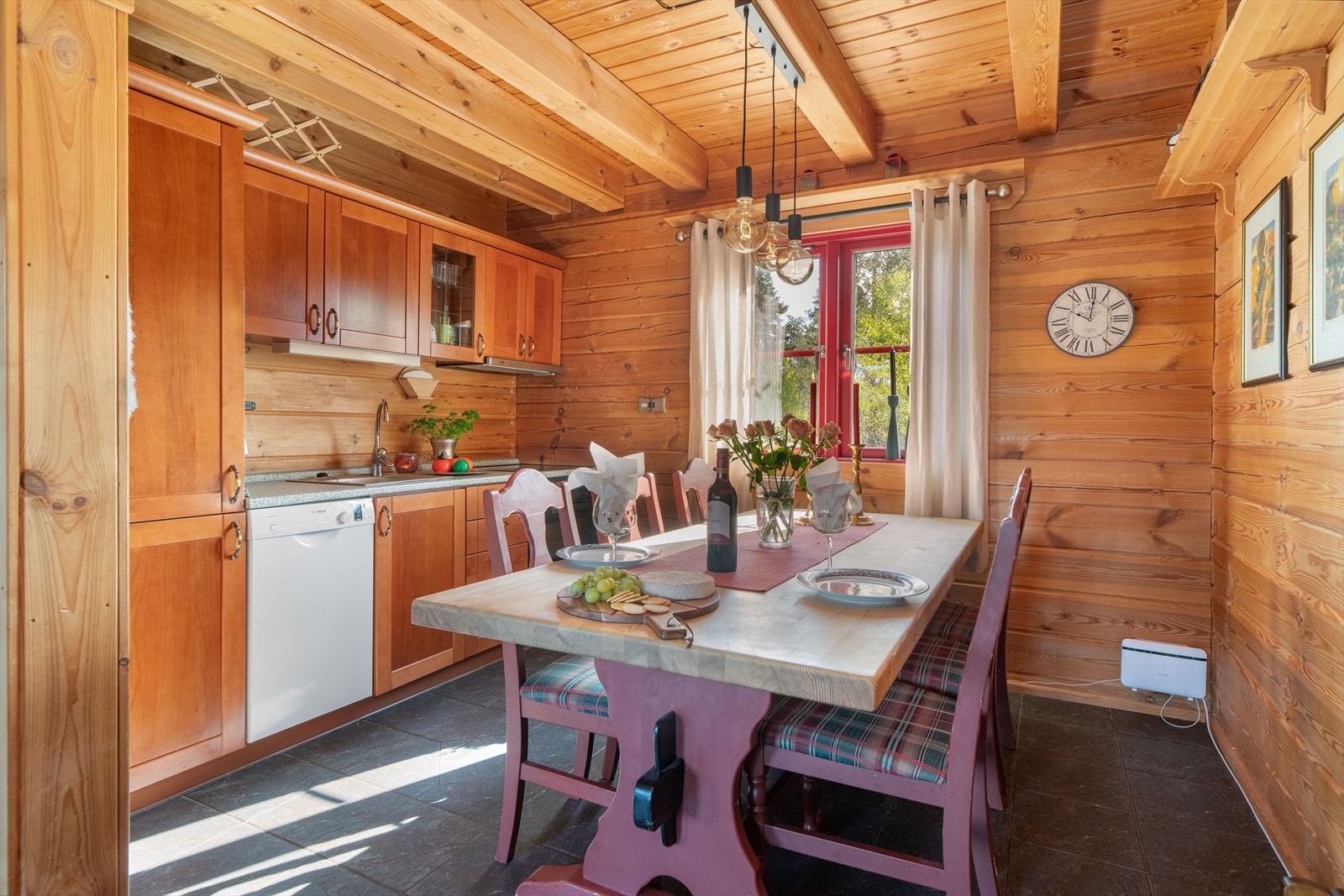 kjøkkeninnredning med profilerte fronter og laminert benkeplate med innebygget vask og ettgreps blandebatteri. Galleribilde