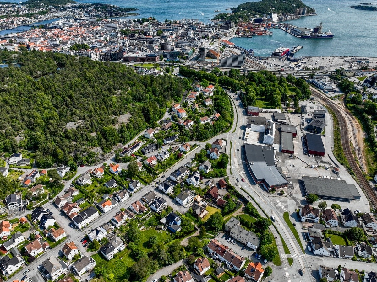 Dronebilde hvor man ser bygget og avstand til sentrum Galleribilde