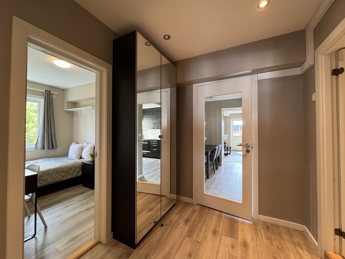 Entre med oppheng for yttertøy og sko samt garderobeskap Galleribilde