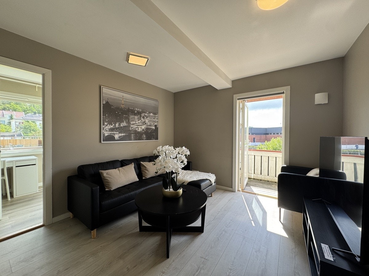 Hyggelig stue med ny hjørnesofa og utgang til balkong Galleribilde