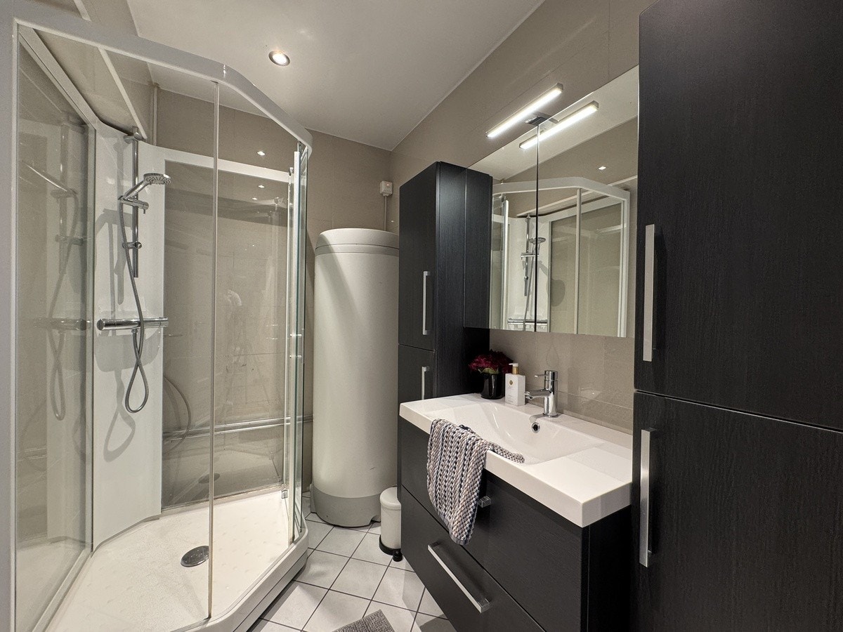 Bad med dusj, varme i gulv, vask og godt med skapplass Galleribilde