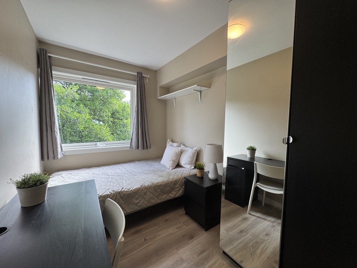 Rom 2 med 120cm seng, nattbord og hyller på vegg - stort garderobeskap med oppheng og skuffer Galleribilde