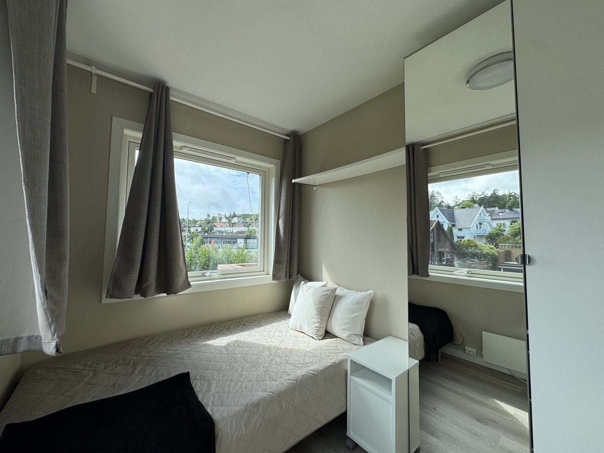 Rom 4 med 120cm seng og nattbord, hylle og stort garderobeskap Galleribilde