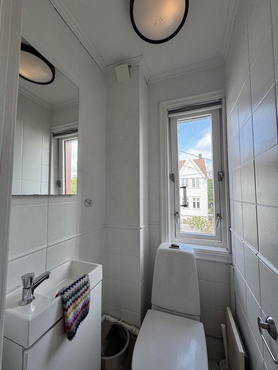 Praktisk separat WC med vask og vindu Galleribilde