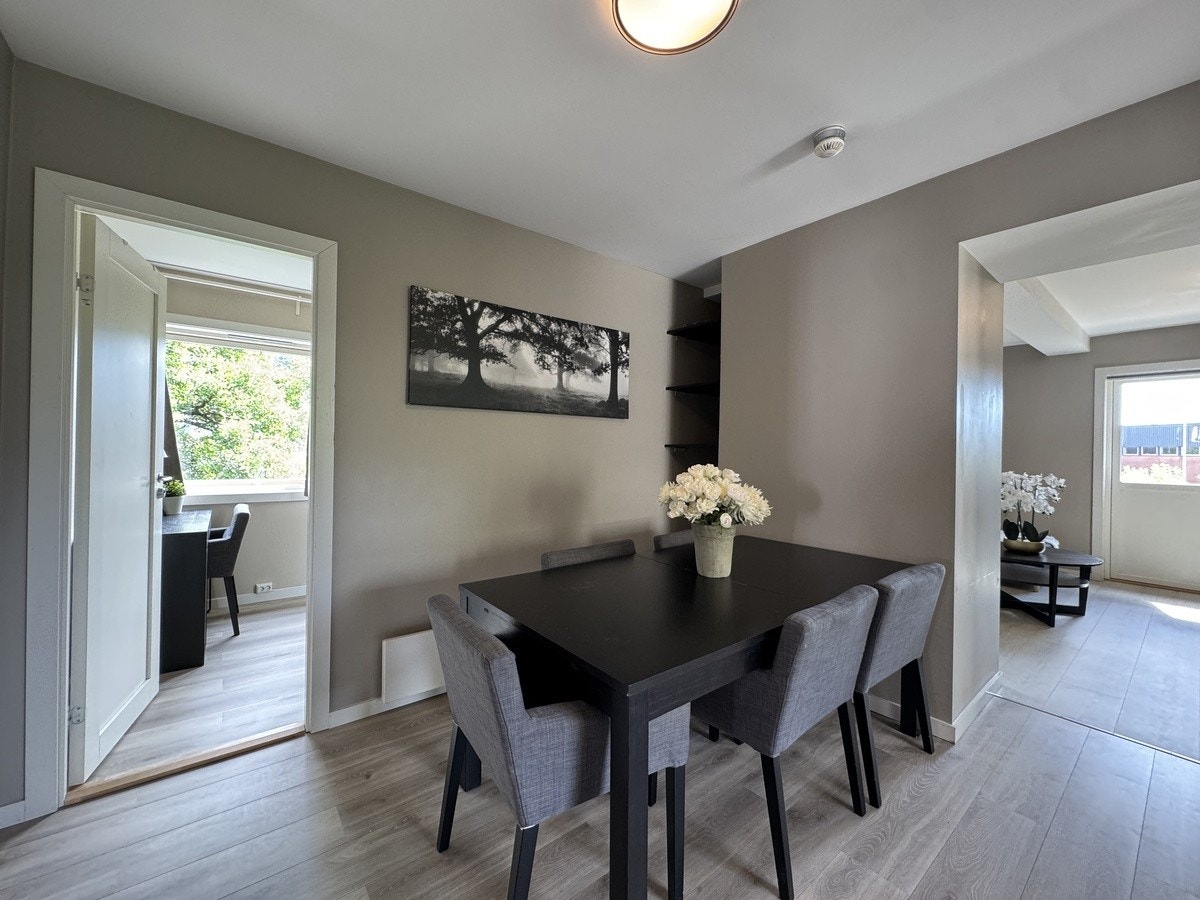 spisestue med god plass Galleribilde