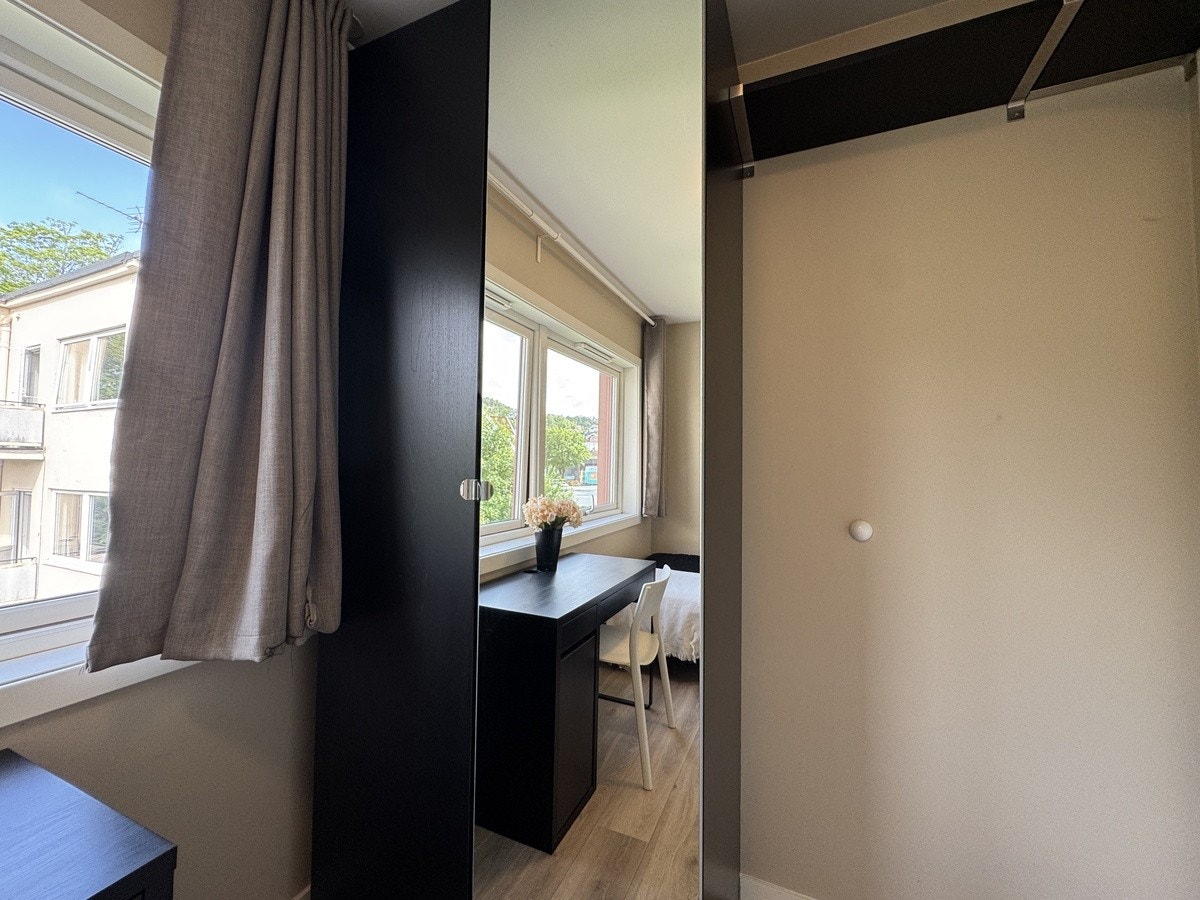 Rom 5 med stort garderobeskap Galleribilde