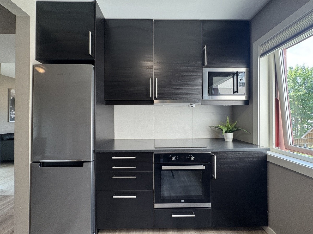 Kjøkken med microovn i overskap Galleribilde