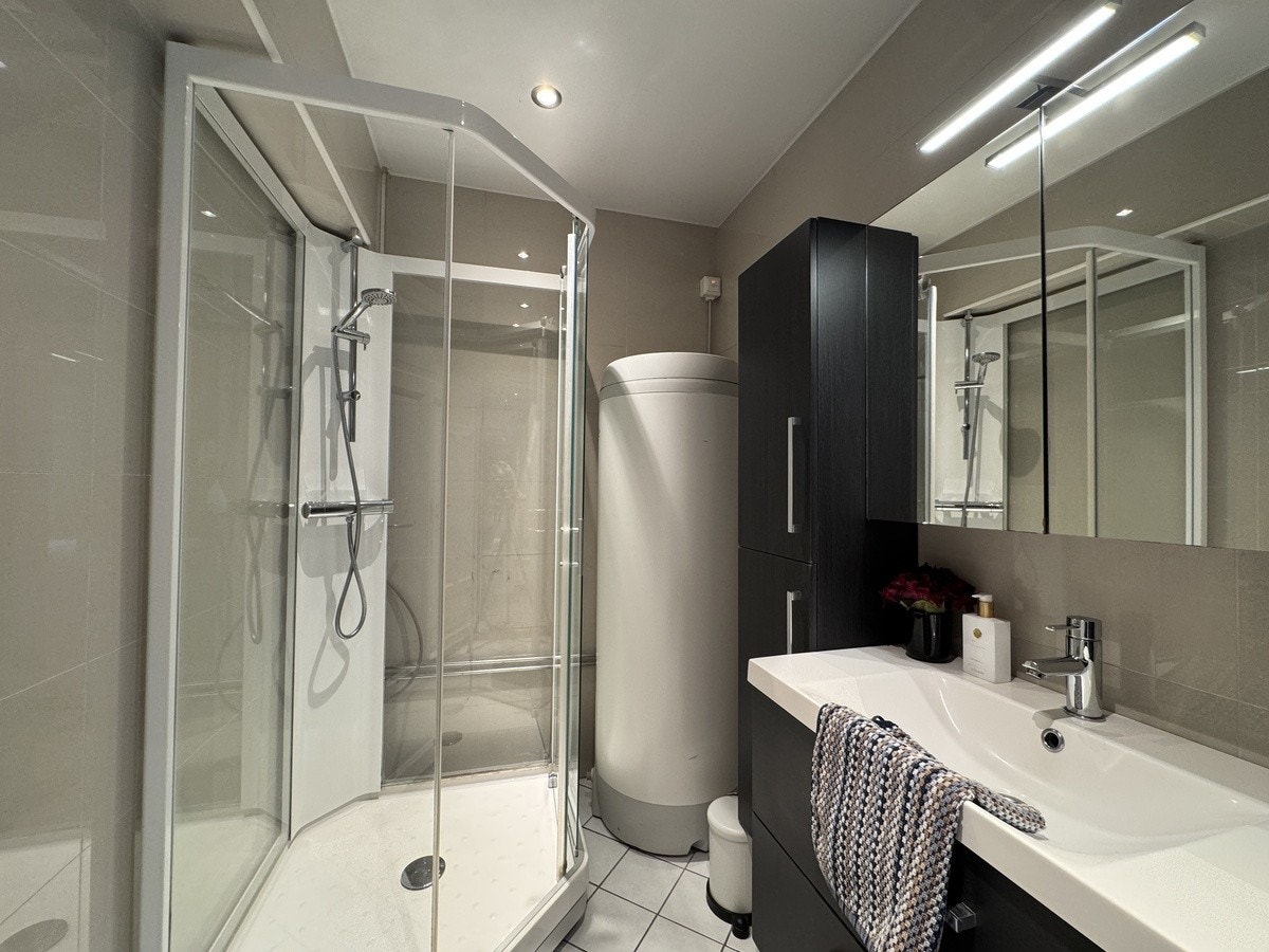 Fint bad med kvalitets dusjkabinett Galleribilde