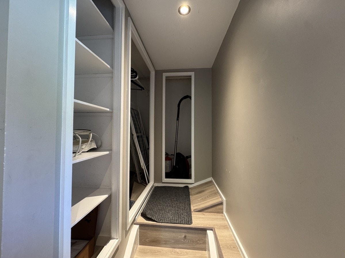 Yttergang med plass for diverse støvsuger samt yttertøy etc. Galleribilde