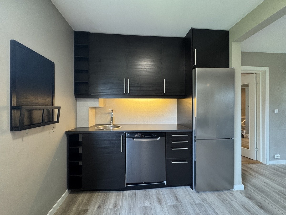 Kjøkken med oppvaskmaskin og alt av hvitevarer inkl. Galleribilde