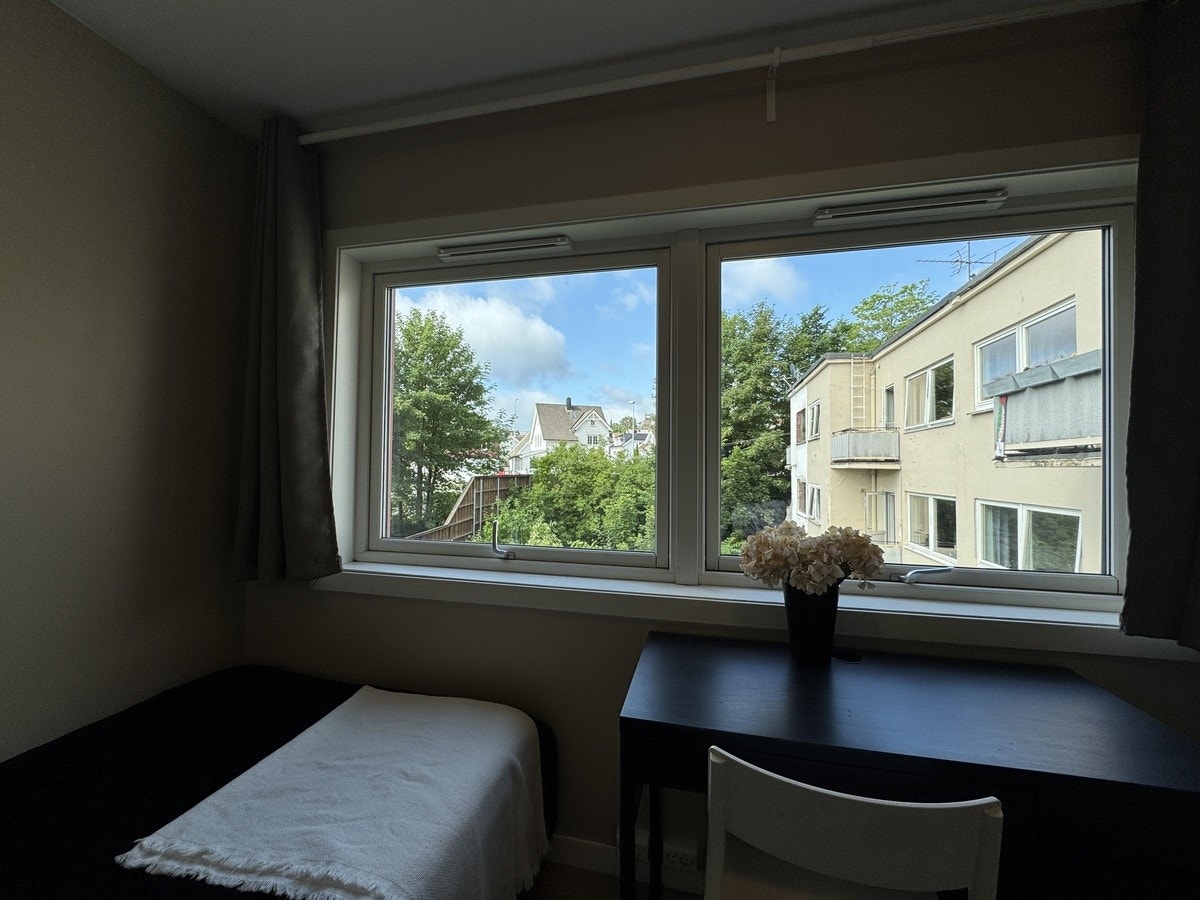 Rom 5 med hyggelig plass under vindu med skrivebord og stol Galleribilde