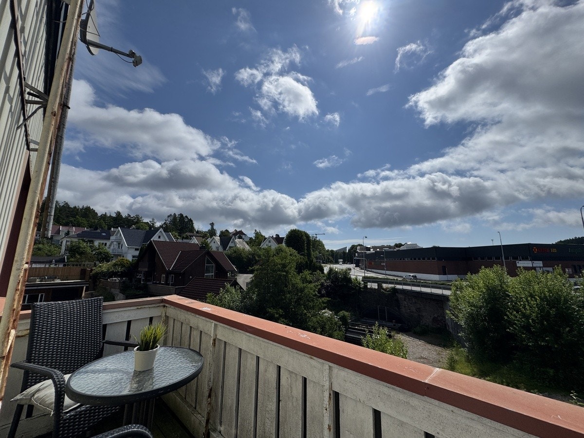 Solrik balkong ut fra stue Galleribilde