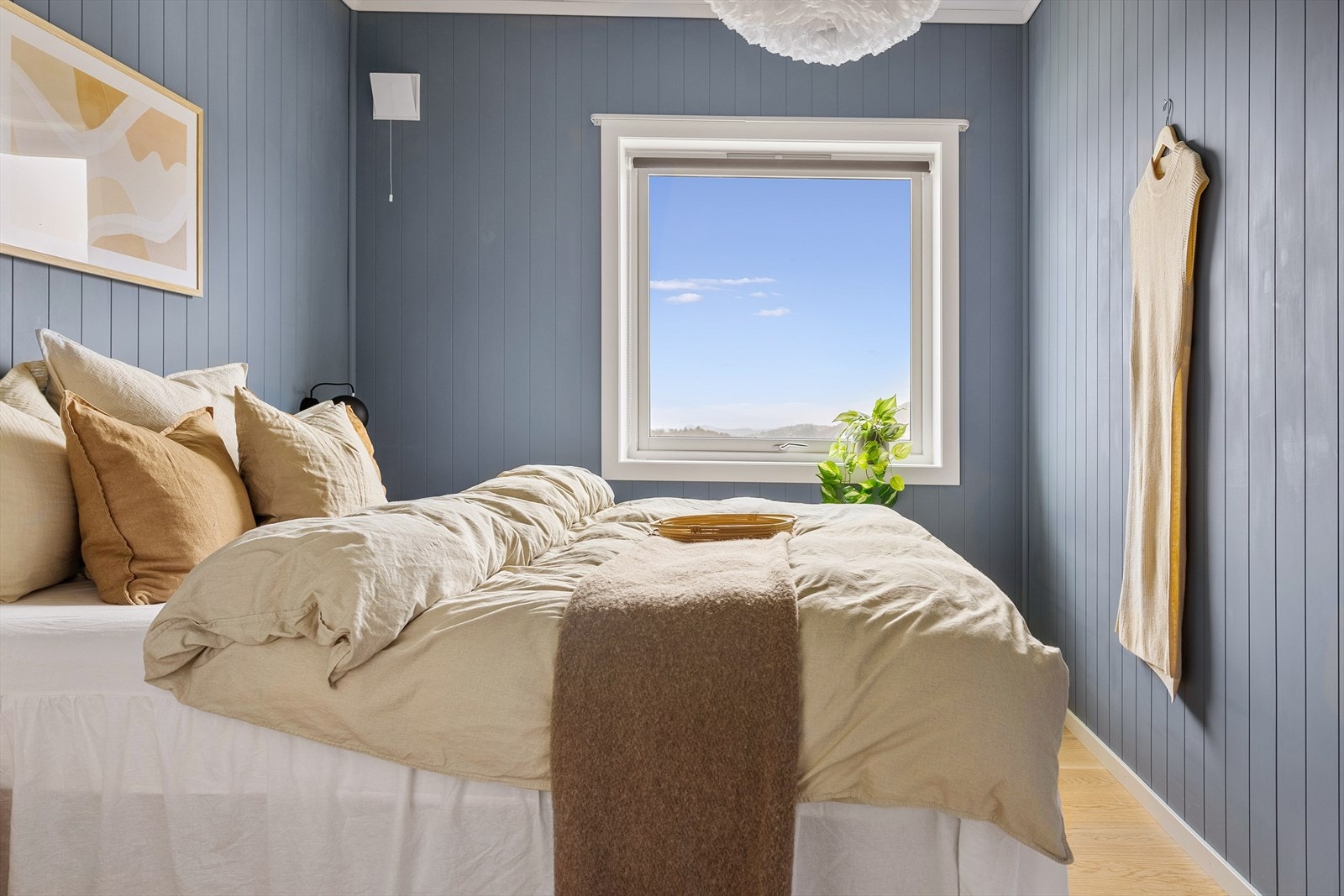 Det største soverommet er luftig, med god plass til å innrede som du ønsker Galleribilde