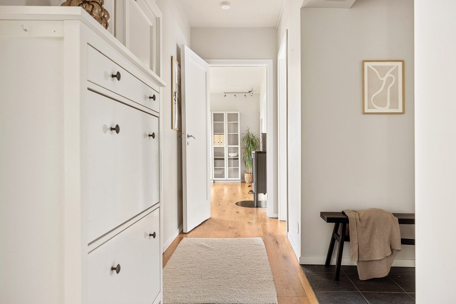 Leiligheten har en optimal planløsning, som gir en naturlig flyt mellom rommene Galleribilde