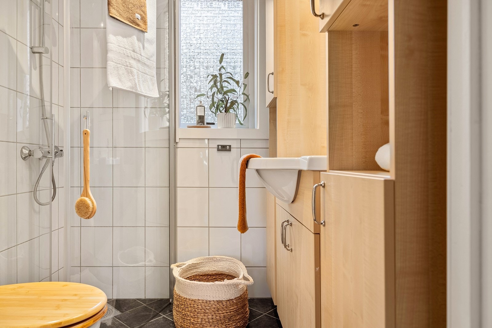 Lyst og helfliset bad med gulvvarme Galleribilde