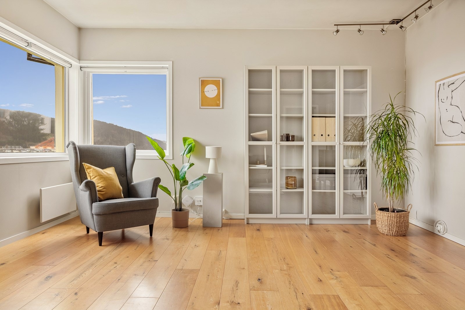 Stuen er malt i en tidsriktig farge som komplementeres av et flott parkettgulv Galleribilde